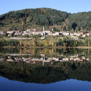 Le village vu du lac